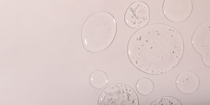 Cosmetic gel texture with transparent bubbles, hydrating skincare serum in macro on a neutral background, liquid cosmetics—symbol of the blog article dedicated to neurocosmetics, where cosmetics and neuroscience begin to speak the same language within the Cosmetic & Medical Device business unit of Lifeanalytics